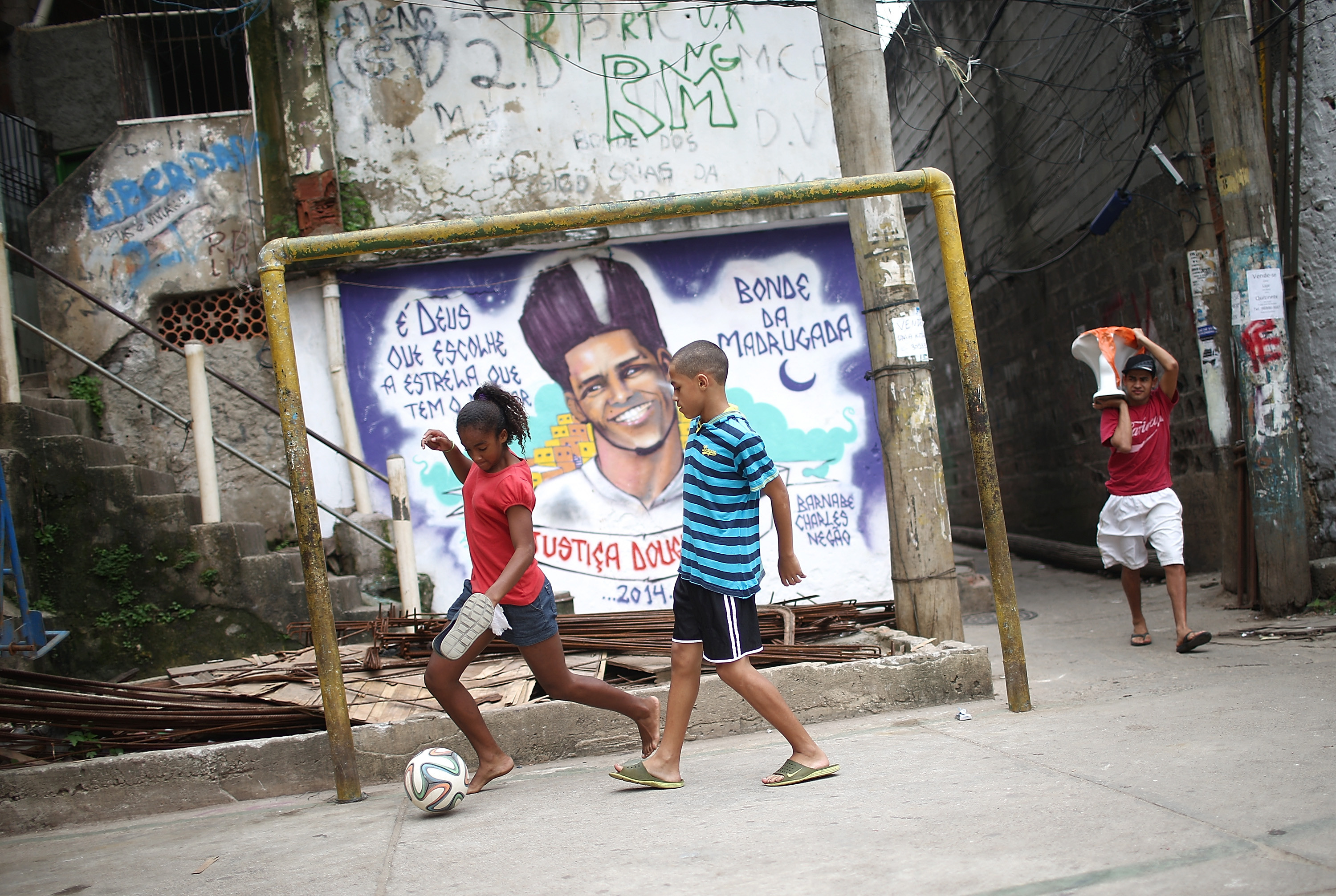 Altii si-ar dori picioarele lor, ei si-ar dori spitale mai bune. Povestile de magie nascute din saracie in tara Mondialului