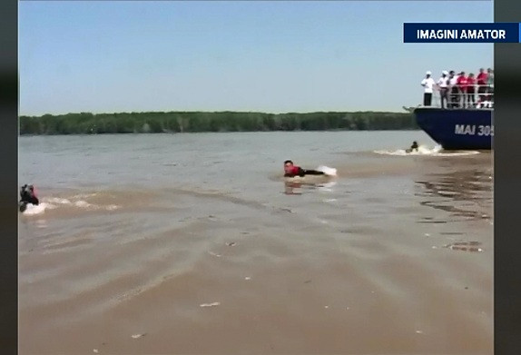 Lectie de supravietuire in caz de pericol de inec. Exercitiul voluntarilor pe Dunare