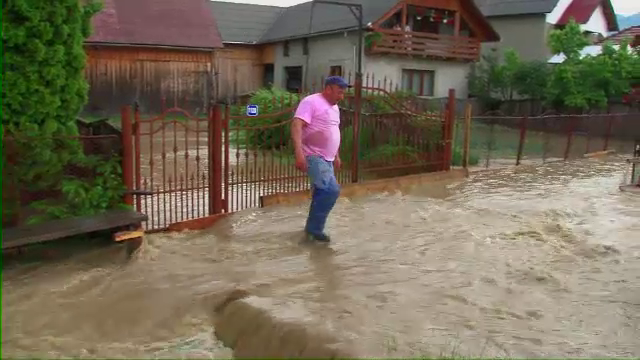 In cateva minute a plouat cat pentru o luna intreaga. Zeci de locuinte si drumuri inundate, dupa ploaia torentiala de marti