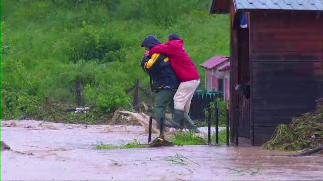 Ploile nu se opresc pana miercuri, iar 13 judete sunt amenintate de inundatii. Prognoza meteo pe urmatoarele trei zile