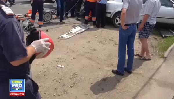 Accident teribil pe DN2, in Movilita. Un camion a intrat in plin intr-o terasa din localitate. VIDEO si FOTO