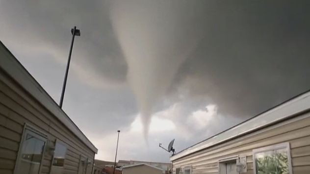 Noua persoane ranite, dupa ce o tornada a facut ravagii intr-un parc de rulote din SUA