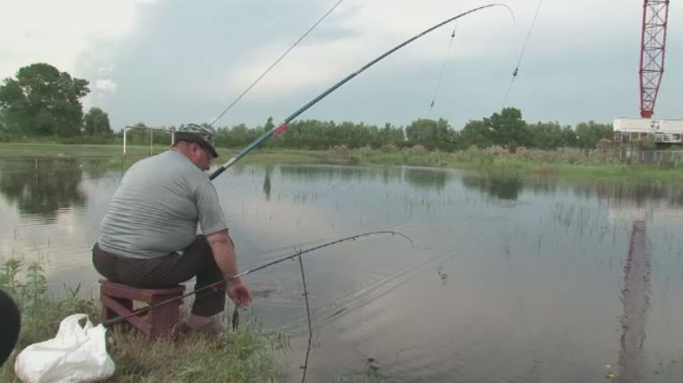 Romanii care au ajuns sa se bucure de viitura de pe Dunare. "Pescuitul la stadion", principala atractie in Tulcea