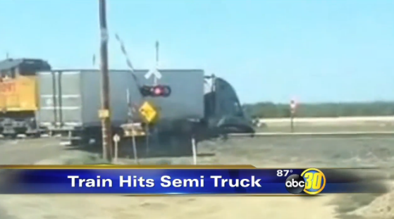 Impact devastator in California. Un camion blocat pe sine este facut bucati de un tren. VIDEO