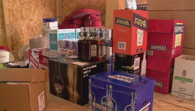 Bauturi alcoolice in valoare de 30.000 de lei, furate dintr-un club din Mamaia. Politistii spun ca hotii au actionat la pont