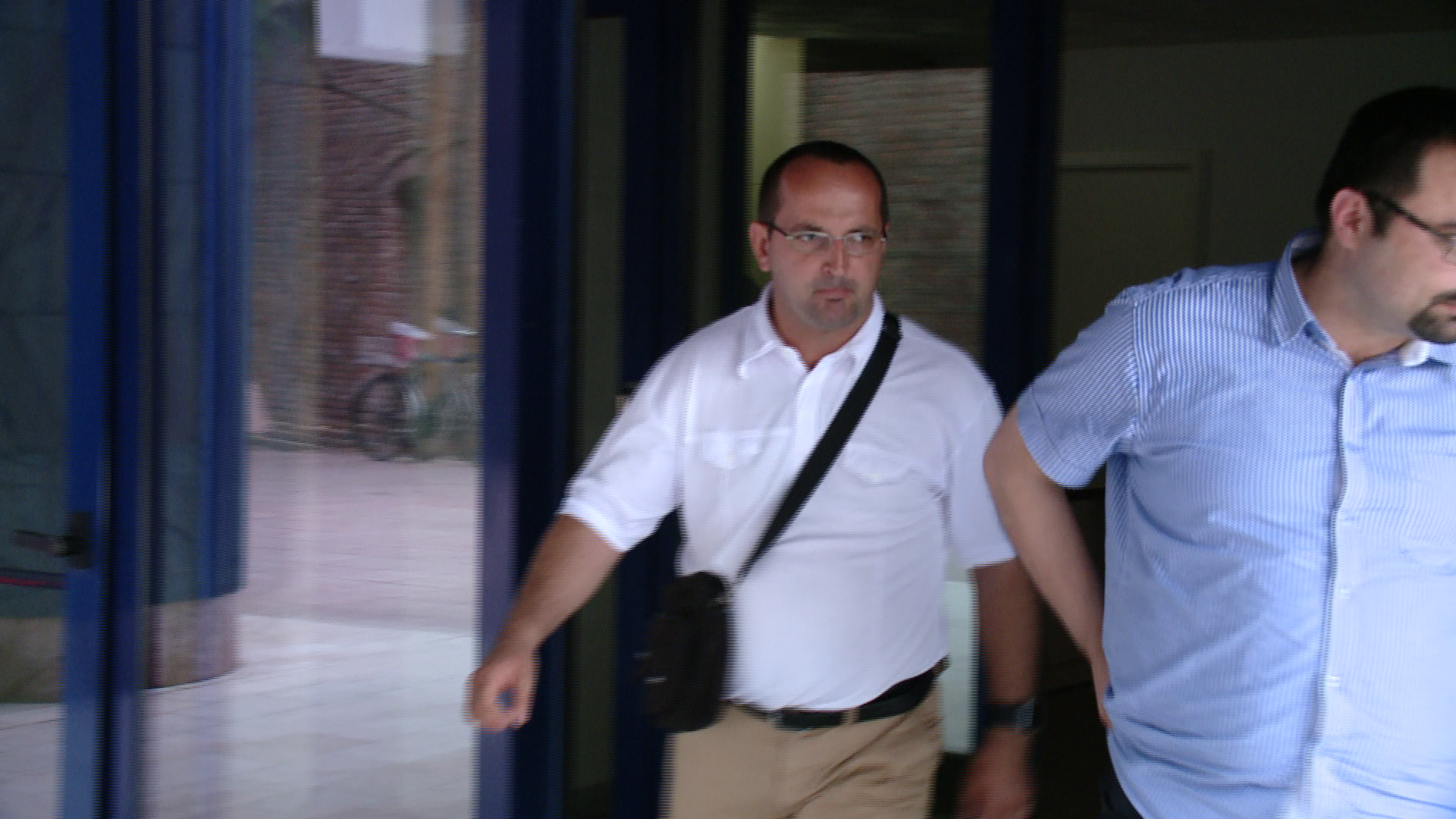 Doi politisti din Timis au fost retinuti pentru ca au luat spaga de la un tanar asupra caruia au gasit droguri