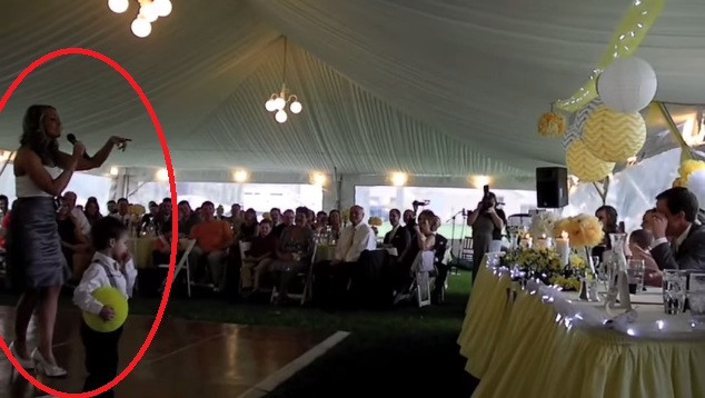 Discursul unei domnisoare de onoare, viral pe internet. Cum a cantat melodia "Ice Ice Baby"