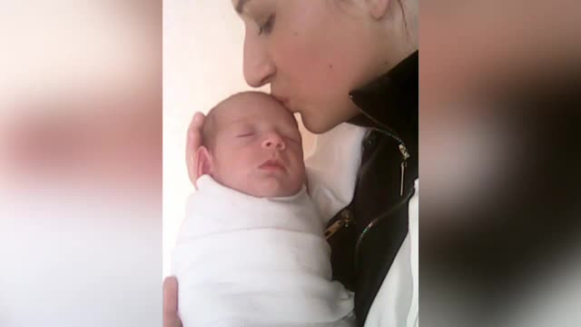 Ultima dorinta a unei femei ce a murit din cauza arsurilor a devenit realitate. Fiica ei a ajuns pentru prima data acasa