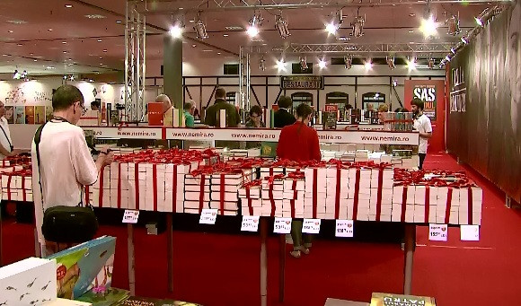 Bookfest 2014. Zeci de mii de oameni lasa sume importante la targ, insa statisticile arata ca 50% dintre romani nu citesc