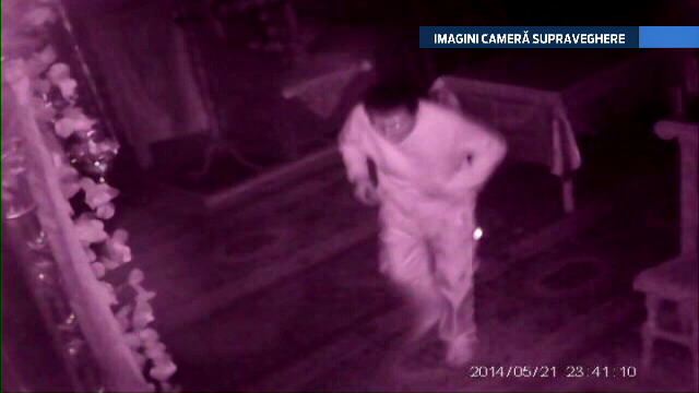 CAMERA DE SUPRAVEGHERE. Un barbat a fost filmat in timp ce fura din cutia milei, intr-o biserica din Bacau