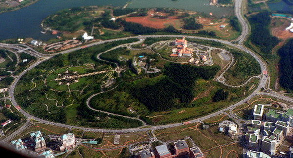 Provocari pentru soferi: de la cea mai complicata retea de autostrazi la strada cu cele mai multe curbe. GALERIE FOTO
