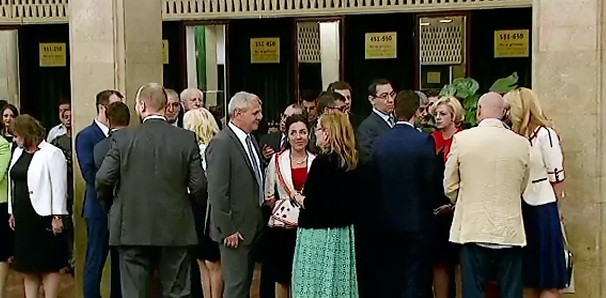 STIRI INTERNE PE SCURT. Stelian Fuia a fost trimis in judecata; Un nou minim al ultimelor 10 luni la euro