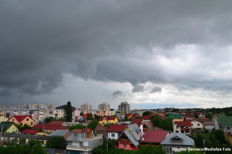 Dupa valul de canicula, Romania se pregateste de ploi si vijelii. Ce se intampla cu vremea in acest weekend