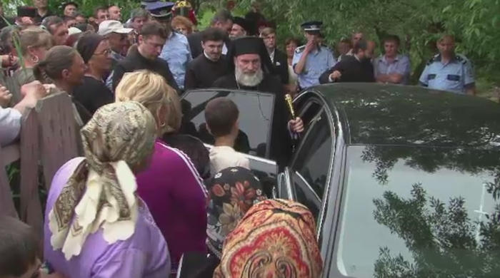 A coborat dintr-o masina de lux in mijlocul scandalului. Primire ostila pentru Preasfintitul Ioachim la un priveghi in Bacau
