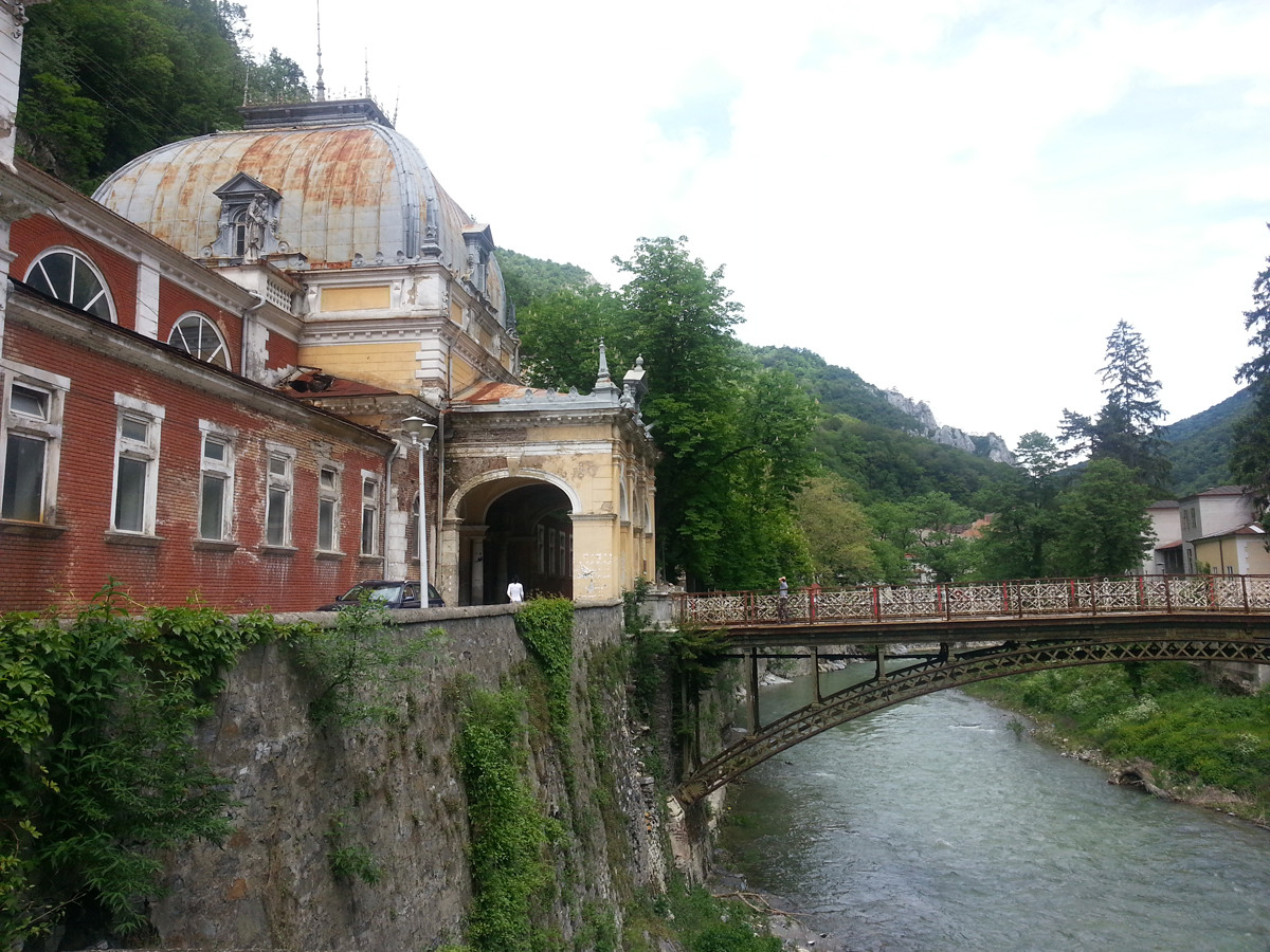 In cea mai veche statiune din Romania se investeste in gropi in asfalt. Baile Herculane, ucise de dezinteresul autoritatilor