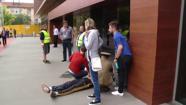 IMAGINI camera de supraveghere. Un sportiv de 17 ani, injunghiat in strada, in Timisoara. Agresorul de 19 ani a fost prins