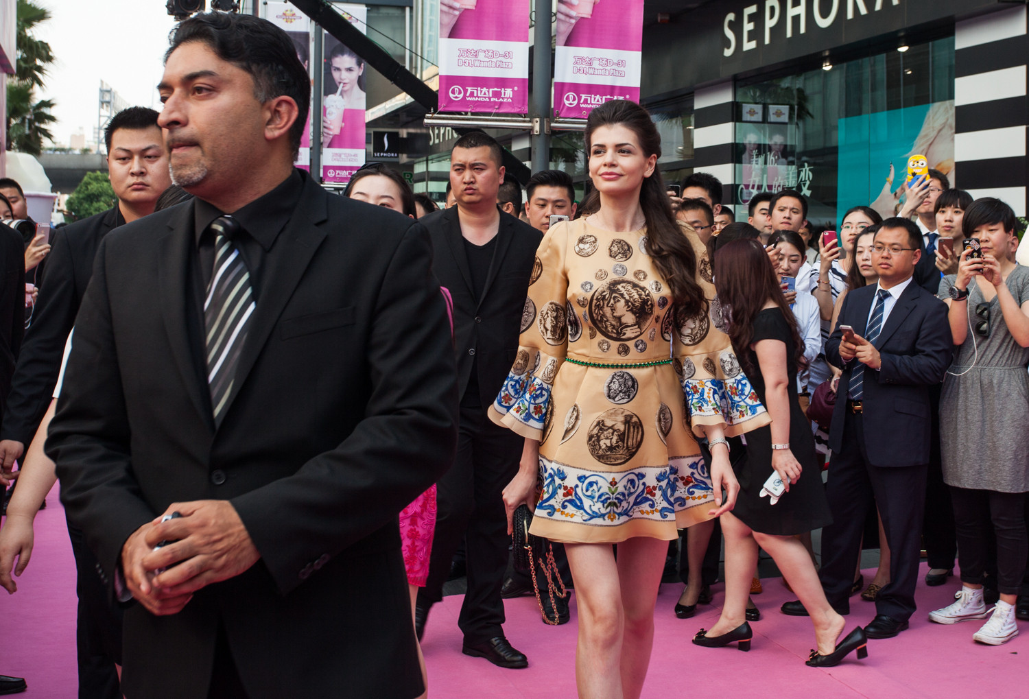 Paris Hilton, la un pas sa fie eclipsata de Monica Gabor pe covorul rosu. Fosta doamna Columbeanu i-a impresionat pe chinezi