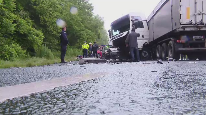 Accident grav pe DN7. O masina in care se aflau sase bulgari a fost lovita in plin de un TIR