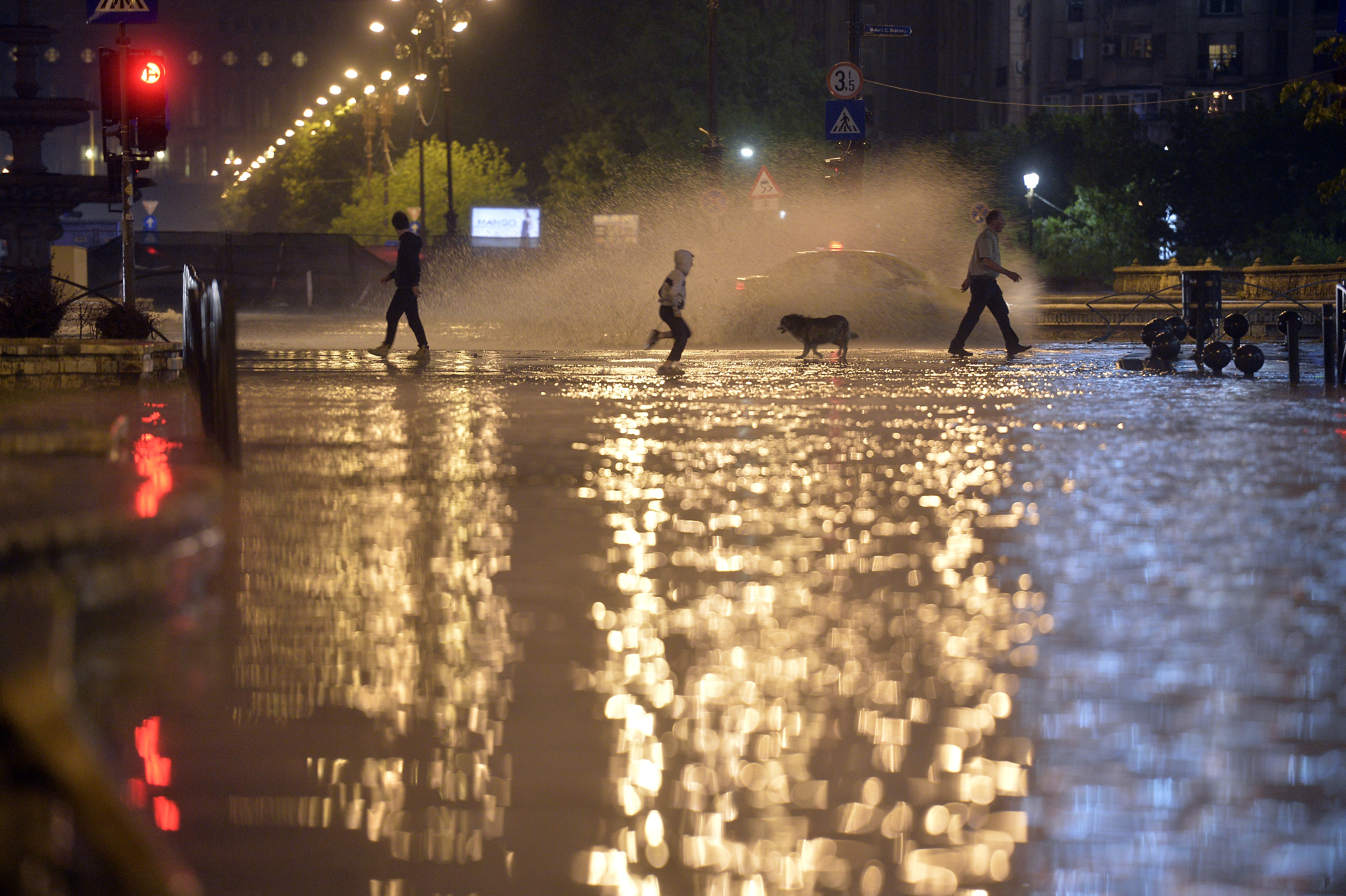 Prima zi de vara in Romania aduce vreme rece, ploi si grindina. De cand incep sa creasca temperaturile in toata tara