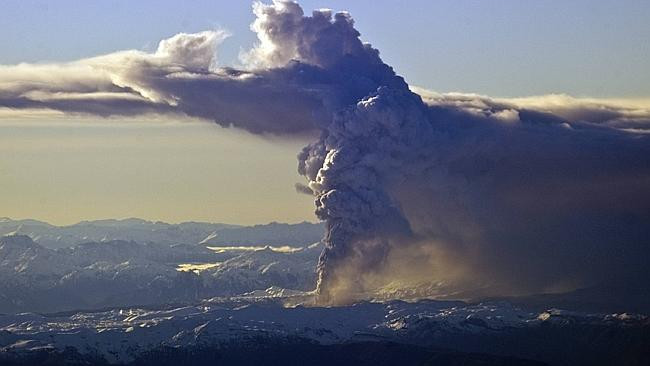 Imagini impresionante realizate de pasagerii unui avion cu eruptia vulcanului indonezian Sangeang Api