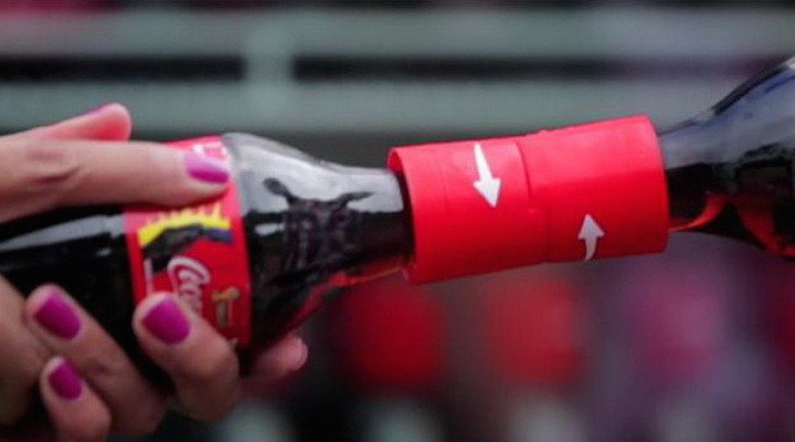 Sticla de Coca-Cola pe care o poti deschide doar cu ajutorul unui prieten