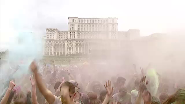 Tone de pudra colorata au cazut peste Bucuresti. Festivalul Holi Music Color a ajuns in Capitala