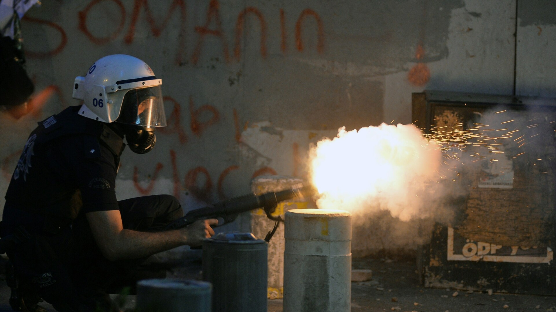 Imaginile unei aniversari violente in Turcia. Mii de turci furiosi s-au luptat cu politistii mobilizati de premierul Erdogan