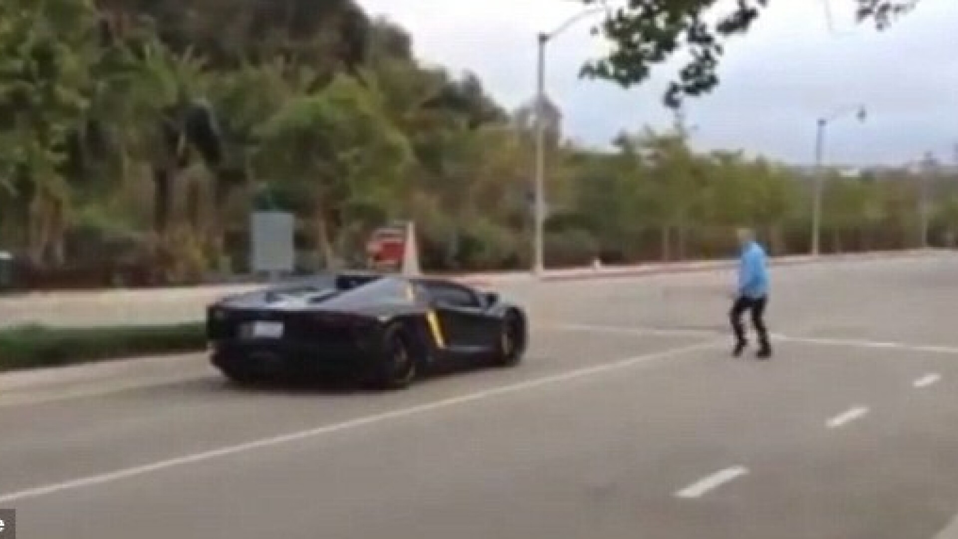 Suparat pe un sofer care facea curse cu un Lamborghini in cartier, un american a atacat bolidul cu pietre. VIDEO