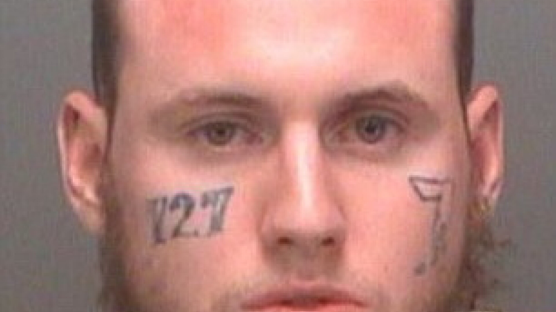 Un fost gangster din SUA si-a indepartat tatuajele de pe fata cu ajutorul unui polizor