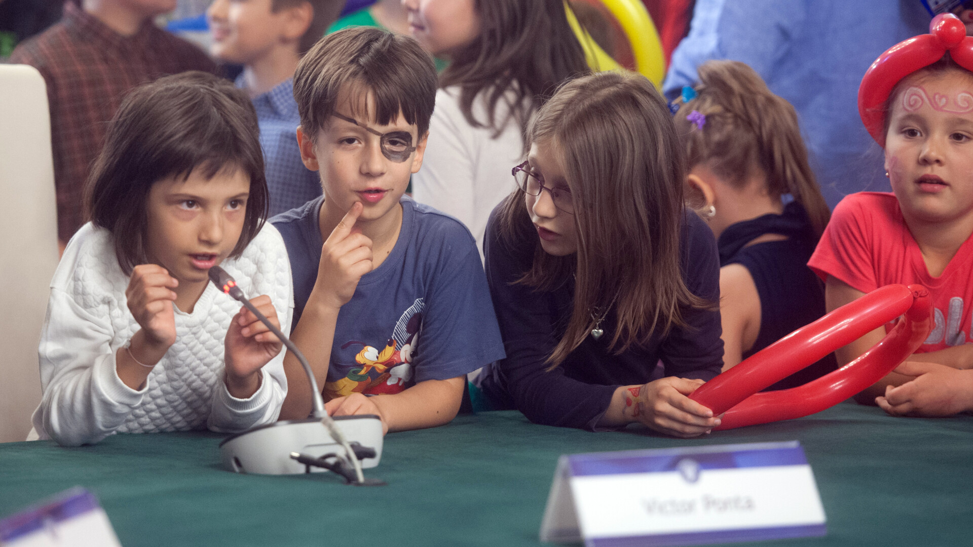 ZIUA COPILULUI: "Guvernul copiilor" a decis ca vacanta sa inceapa pe 2 iunie, iar numarul orelor sa scada