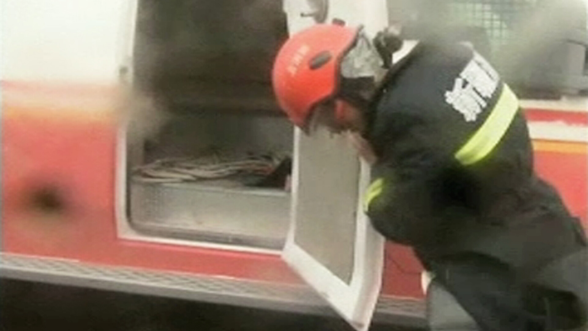 Fenomen meteo incredibil in China. O furtuna de nisip a rasturnat camioane si a blocat oamenii in masini