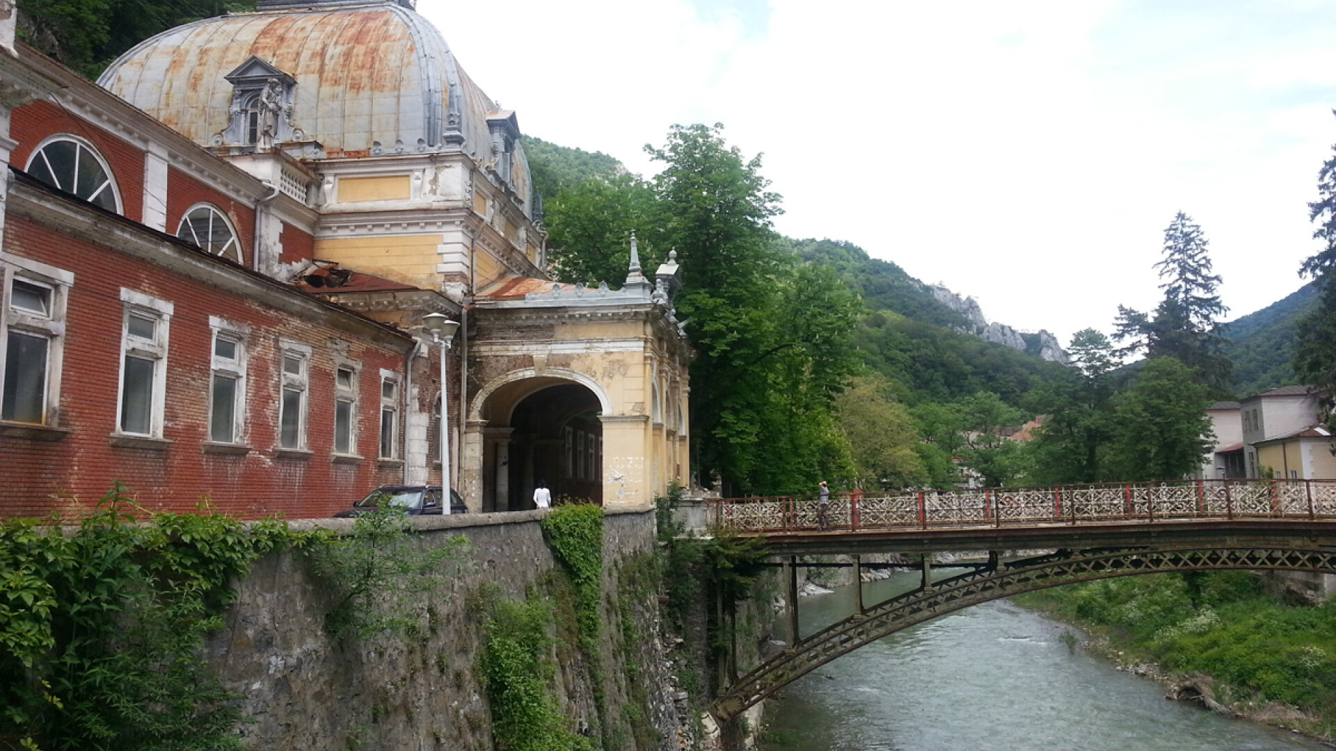 In cea mai veche statiune din Romania se investeste in gropi in asfalt. Baile Herculane, ucise de dezinteresul autoritatilor