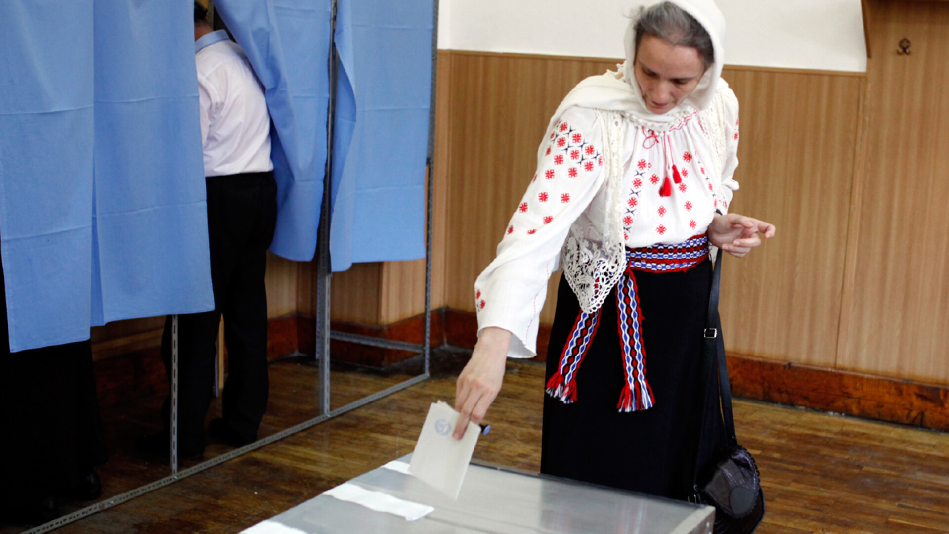 "Eu votez pe doamna, ca e sexul meu". Schita tragicomica a Europarlamentarelor in Romania lui Caragiale