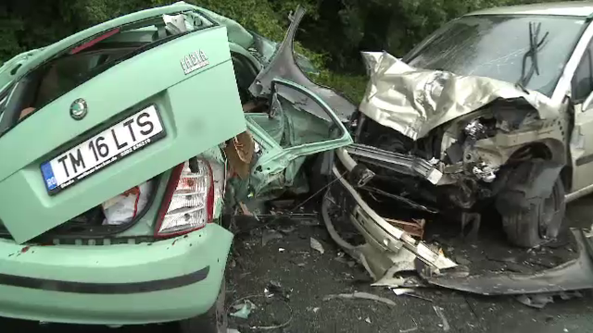 STIRI INTERNE PE SCURT: Tragedie in apropiere de Arad. Trei persoane si-au pierdut viata intr-un accident