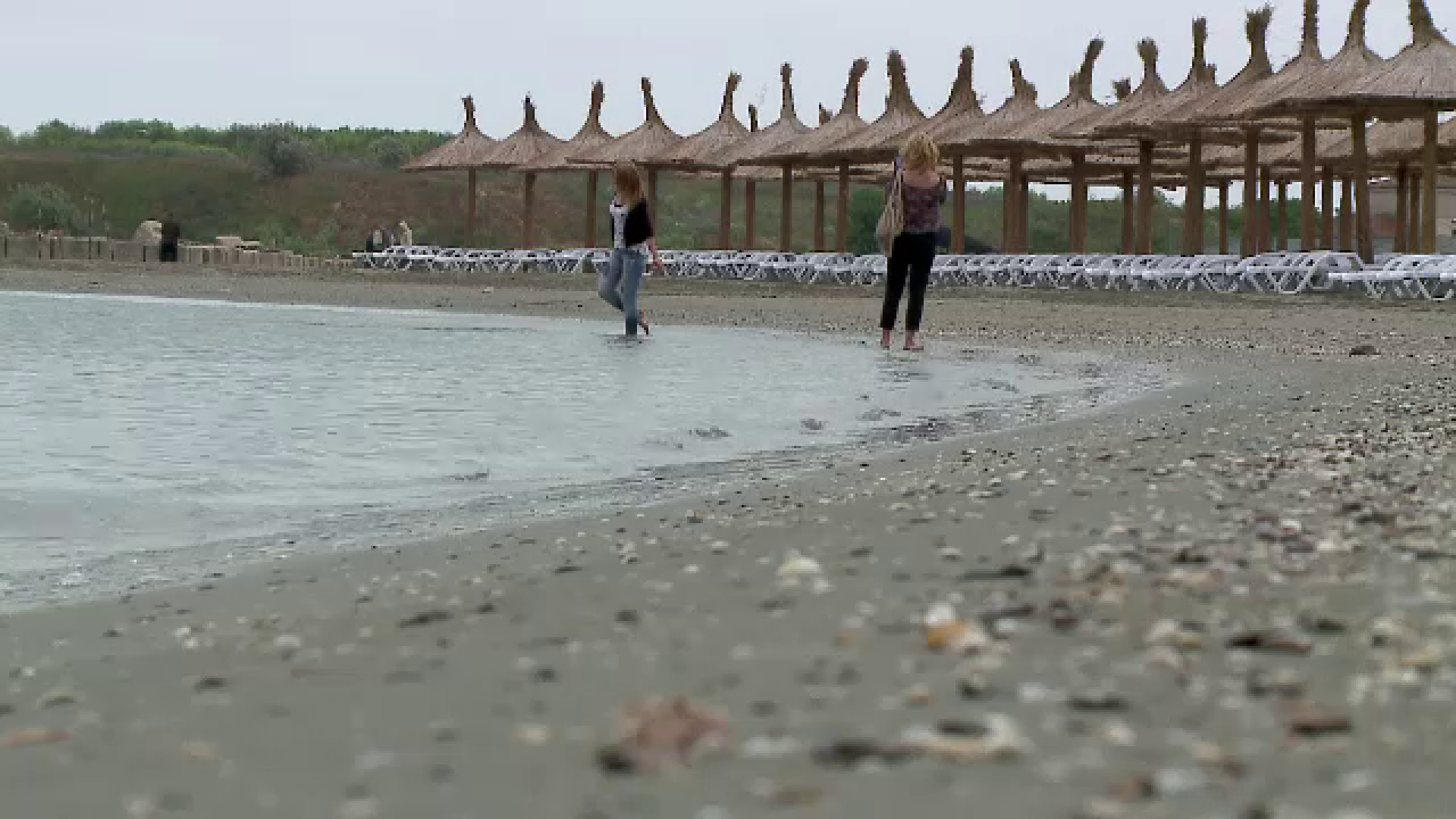 Prima zi de vara a venit cu vreme de toamna la malul marii. Mii de turisti si-au anulat rezervarile facute pentru weekend