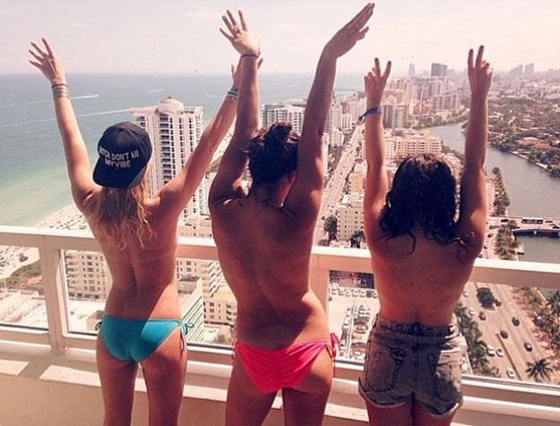 Ultima moda, care atrage tot mai multi adepti in randul turistilor: fotografii topless cu peisaje, postate pe internet