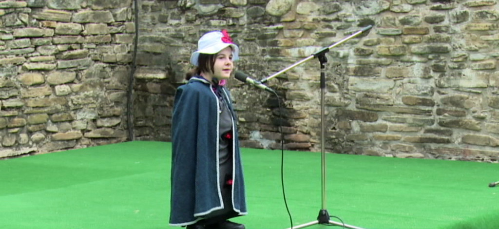 Canta despre mama sa, desi aceasta a parasit-o cand era un bebelus. Lectia de viata a unei fetite care s-a nascut fara maini