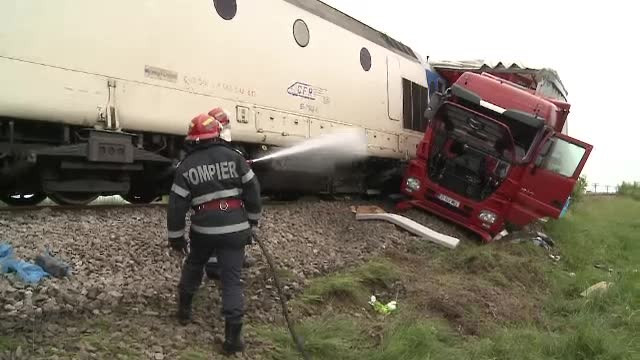 Un sofer de TIR a murit in Arad dupa ce nu a oprit la o trecere peste calea ferata. Camionul a fost lovit in plin de tren
