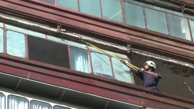 O adolescenta a ajuns in coma la spital dupa ce a fost lovita de tencuiala cazuta de pe un bloc. Politia a deschis o ancheta