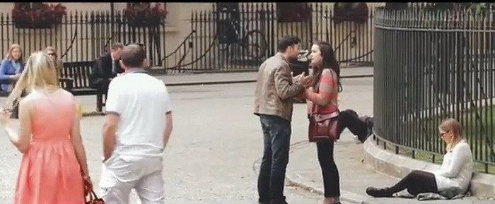 Experiment sociologic. Cum reactioneaza trecatorii cand un barbat este agresat de prietena lui