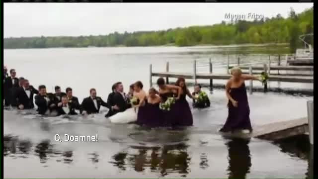 Nuntasi la apa. Cum au ajuns 20 de petrecareti, cu tot cu miri, sa faca o baie fara voia lor