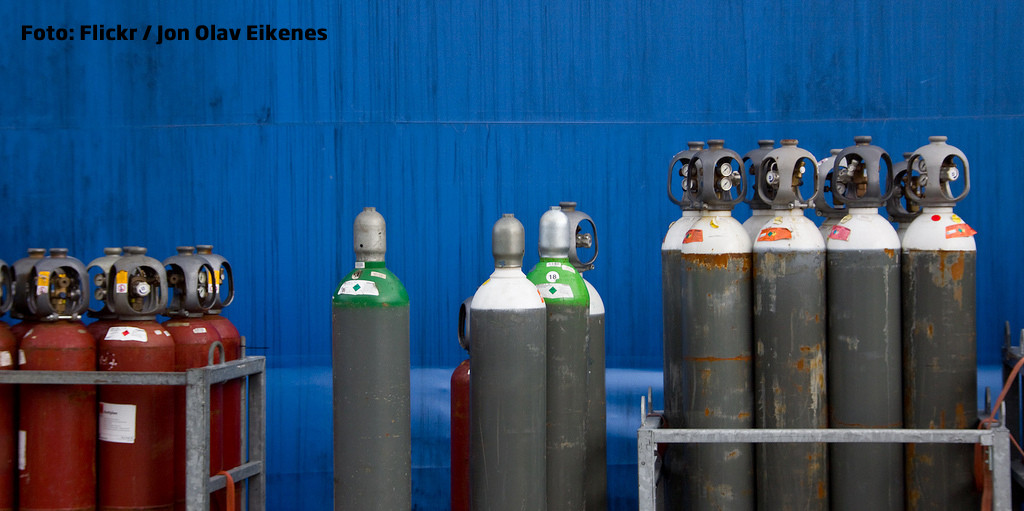 Accident stupid in Italia. Trei romani, grav raniti dupa ce au incercat sa taie butelii cu flexul