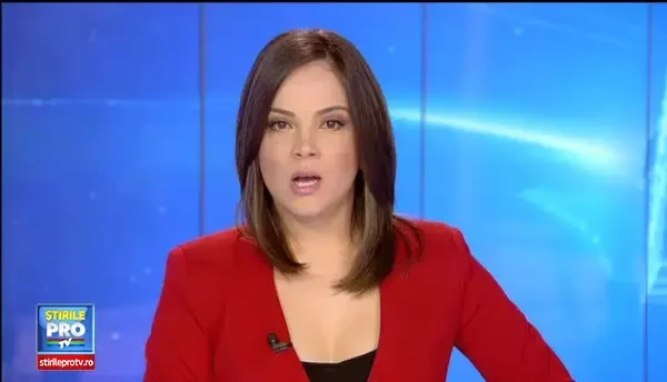 Accident FILMAT. O soferita intra cu viteza intr-o curba. Masina distruge un gard si apoi se rastoarna