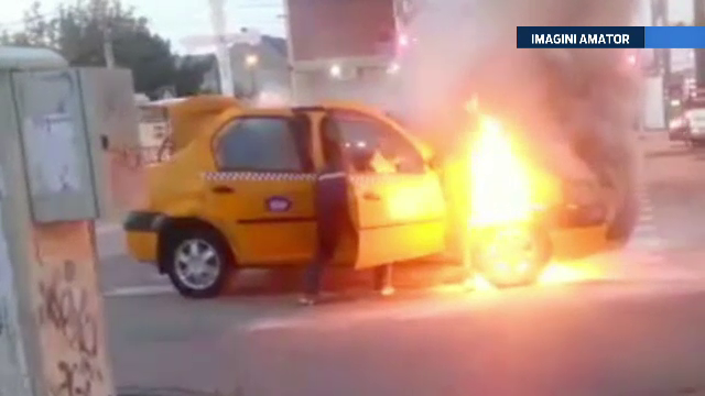 Accident filmat in Timisoara. Un taxi a luat foc in mers iar soferul a incercat sa-si salveze actele din masina in flacari