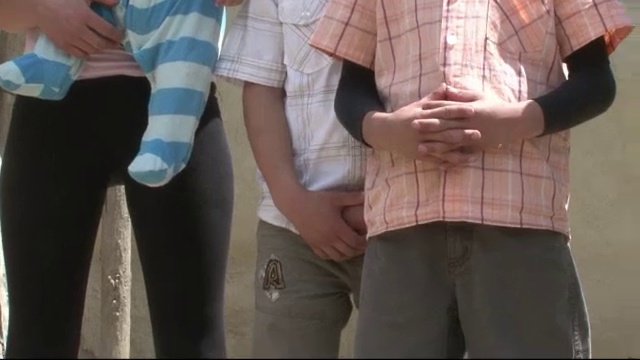 7 frati dorm intr-o groapa de langa casa de frica tatalui lor. Autoritatile au emis un ordin de restrictie dupa ani de cosmar