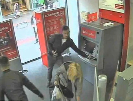 Hotii romani care au "transformat" 5 lire in 300 printr-o schema simpla. Furtul de la bancomat, surprins de camere