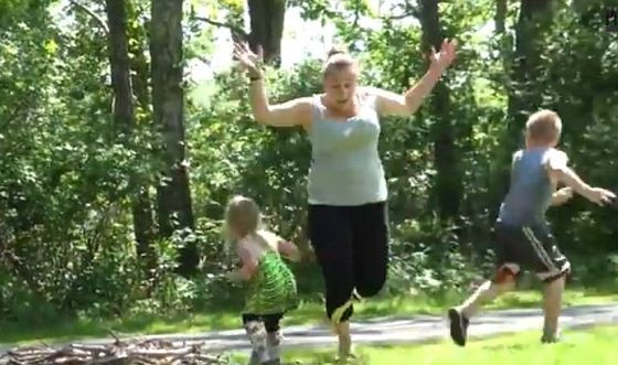 Reactia trecatorilor, atunci cand un "T-Rex" se indreapta spre ei. Peste 100.000 de oameni au urmarit farsa. VIDEO