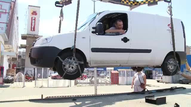 Circ la Timisoara. Un barbat s-a luptat patru ore cu angajatii unei firme de tractari, care voiau sa ii ridice masina