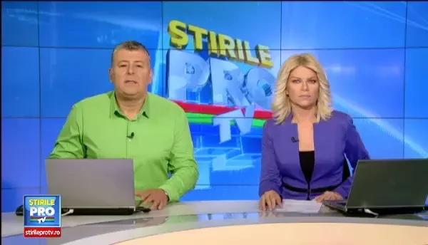 Accident filmat in Timisoara. Un taxi a luat foc in mers iar soferul a incercat sa-si salveze actele din masina in flacari