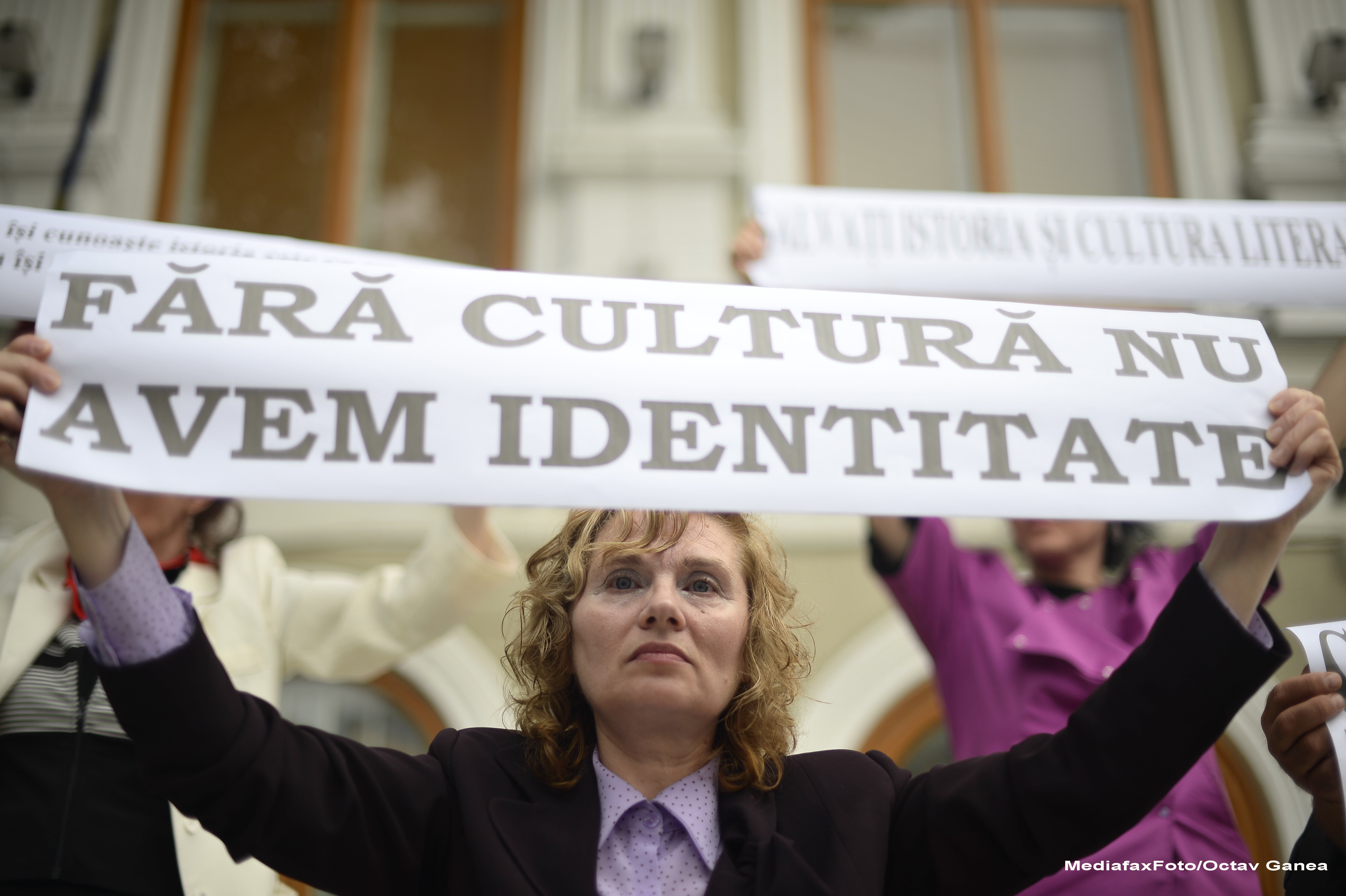 "Opriti evacuarea culturii!". Protest la Muzeul Literaturii fata de evacuarea institutiei din sediul de pe bulevardul Dacia